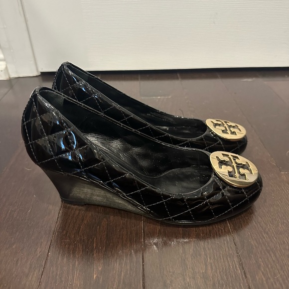Tory Burch Quilted Patent Leather Logo Wedges – Black, Size 6 - Picture 11 of 13